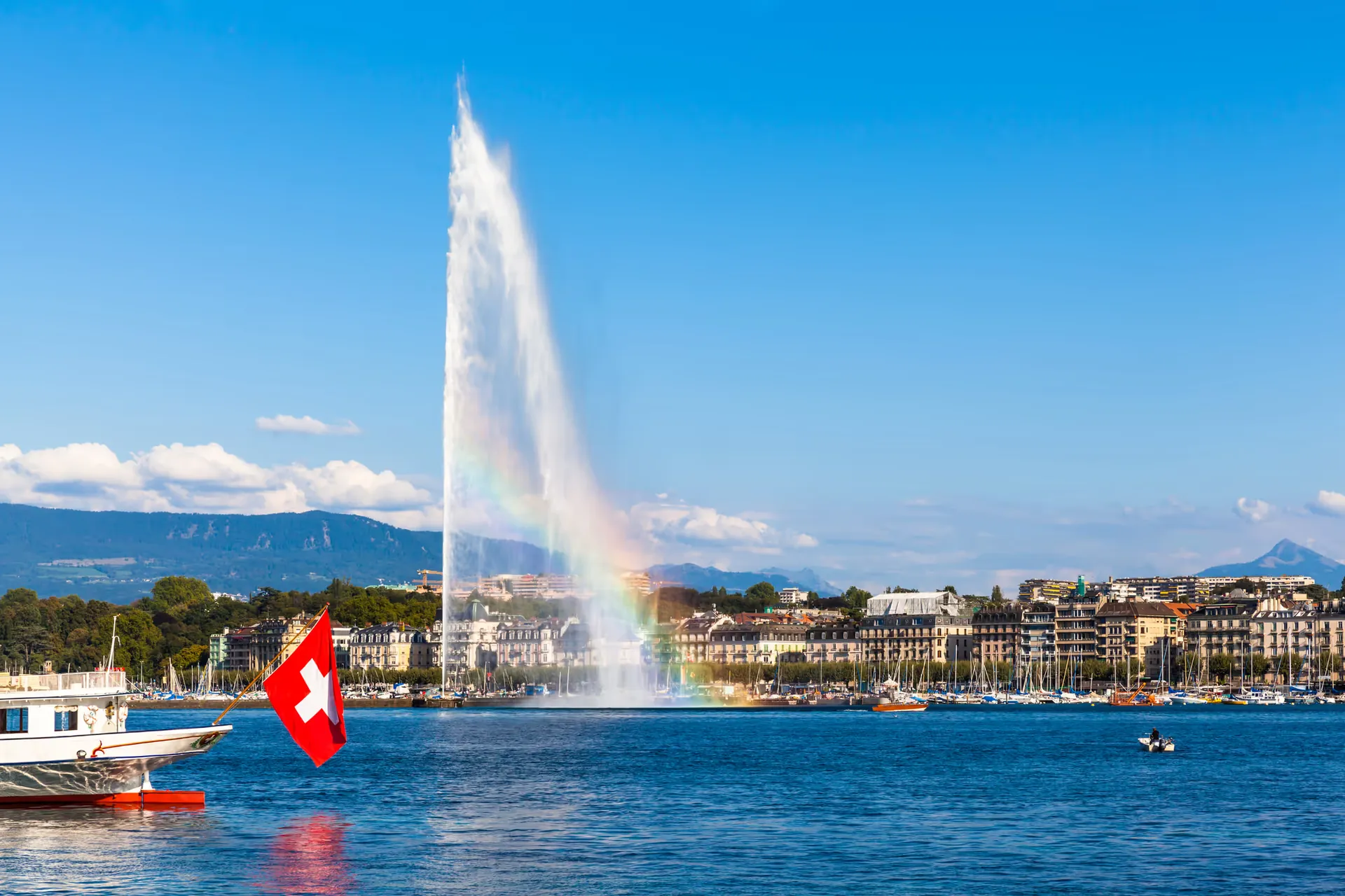 Jet d'Eau fountain and a Swiss flag on Lake Geneva