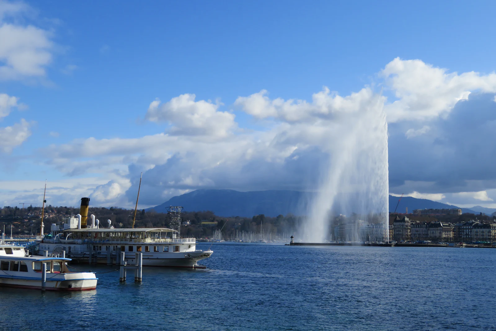 Jet d'Eau fountain and lake steamers on Lake Geneva
